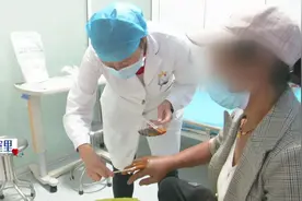 被咬一口后整个手臂都肿了！冷血杀手蛇出没，当心图片