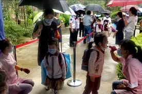 萌娃“被迫营业”家长喜上眉梢图片