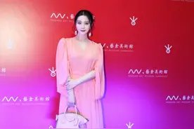 范冰冰美成焦点！穿V领长裙脚踩露趾高跟鞋优雅大方，气场强大图片