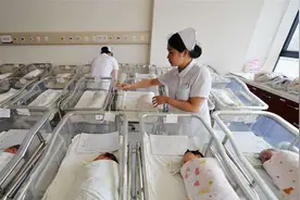 “13个孩子同一天出生，只有1个女孩”，男婴妈妈的话太扎心了图片