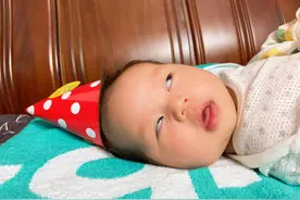 新生儿睡觉“翻白眼”，不是厌世和不屑，4个原因，3个和健康相关图片