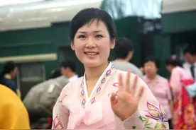 朝鲜女孩来华旅游，觉得在自助餐厅吃这种东西最划算图片