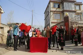 演员转行做网红，一天拍一条段子，最高点击量近800万图片