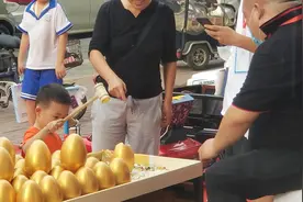 暑假孩子们砸金蛋，中奖率100%，玩嗨了图片