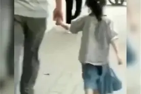“敷衍老爸”给娃穿错衣服，阔腿裤成了紧身裙，网友：小沈阳？图片