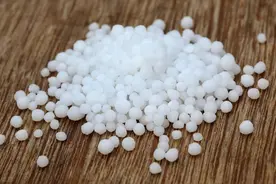 打农药加尿素，是事半功倍还是事倍功半？图片