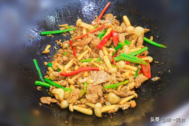 厨师长教你做家常白玉菇炒肉片，肉片滑嫩不柴，越吃越香越下饭