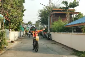 泰国四色菊府尹亲上阵，骑行为民送药上门图片