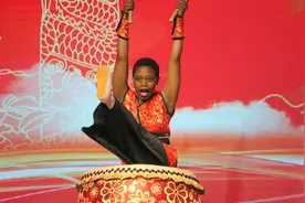 非洲女子的擂战鼓表演惊艳全场图片