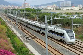 西安首次开行去往泸州方向的高铁旅客列车图片