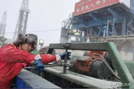 暴风雪中坚守的“红雪人”，真美图片