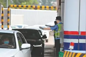 【抗疫一线】高温下的窦店公安检查站：不漏一车、不漏一人图片