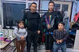 身高1米袖珍姐弟的幸福婚姻：姐姐嫁高大气质男，弟弟娶高挑娇妻图片