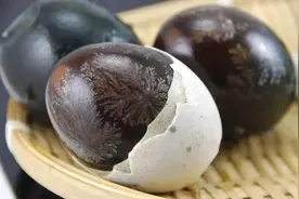 皮蛋放锅里一蒸，饭店卖38一盘，在家只需5元钱，营养又解馋图片