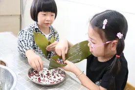 八里店镇中心幼儿园：浓浓端午情 小小粽子香图片