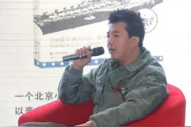 中国小伙在美航母服役4年，回国看见辽宁号后，说出的话令人激动图片