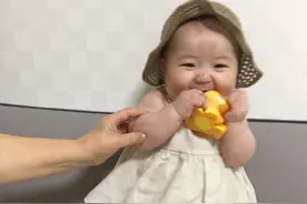 表情包：别碰我，人家害羞图片