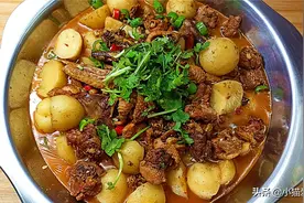 用公鸡和土豆一起这么做来吃，麻辣鲜香，开胃下饭，好吃过瘾图片