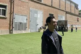 TVB视帝黎耀祥化身观光客，携妻子游西安，首次体验坐高铁图片