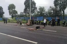 警示！岳阳一无号牌三轮摩托车违法载人，发生事故后果惨重图片