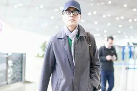 靳东终于不走精英范，灰风衣配绿内搭，系个亚麻丝巾有点“娘”图片
