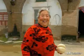 农村7旬老夫妻午饭极简，2人分吃1个馒头，让人看得很暖心图片