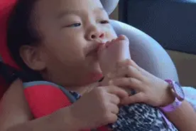 孩子长得慢、易生病？赶紧给他光脚啊图片