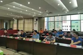 四川森林消防连夜冒雨搭设救灾帐篷，安置受灾群众图片