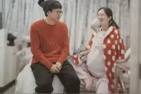 谢娜公开孕期“大肚照”，脸上一点没胖，何老师和张杰在产房陪伴图片