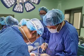 持续腹痛，竟是肚子里长了个“茧”！这种病叫“腹茧症”图片