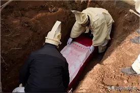 农村丧葬习俗：从选择坟地打井坑到葬后祭祀，这4件事需要多注意图片