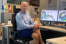 61岁美国硬汉性别挑战，上身男装下身穿高跟，在家也要穿小裙子图片