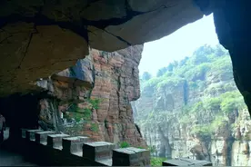不是每个抵达挂壁公路的人，都有机会走进这个与世隔绝的山村图片