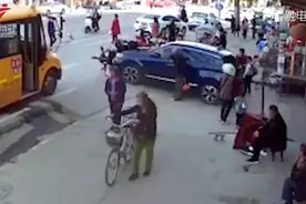 湖北天门市渔薪高中门口发生一起交通事故 有人员被撞至马路中央图片
