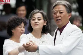 父母爱情：安杰上岛时，鞋子掉到海里有何深意？毕淑敏给出了答案图片