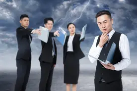“老子上面有人！”，面对不服管理的“关系户”怎么办？捧杀他图片