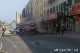 商丘一挖掘机施工挖断燃气管道，气体泄漏喷出4米高图片