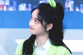 周洁琼出席活动私服照，短袖西装搭配同色系衬衫，元气又可爱图片