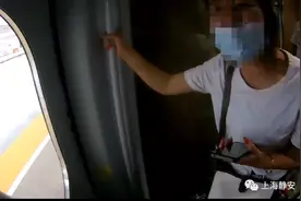 急哭家长！高铁车门关闭前，3岁男孩突然跑出车厢……图片