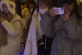 王思聪现身长白山滑雪，带一面包车美女，和新女友戴情侣帽显恩爱图片