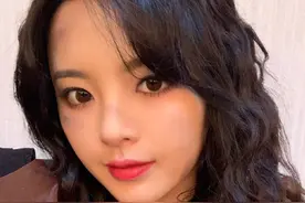 火箭少女挑战《和平精英》，杨超越换卷发造型，吴宣仪烟熏妆抢镜图片