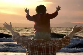 举高高让娃住进ICU，5个常见游戏孩子爱玩却高危，父母一定要避开图片