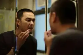 他从小通读史书，长大成为情色作家，学医八年当上世界名企高管图片