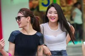搞笑GIF开心一刻：小伙子，你是篮球界的一颗新星！图片