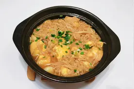 鲜香美味的金菇玉子豆腐煲，汤汁浓郁嫩滑爽口，有它多吃两碗饭图片