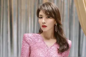 刘涛婚后复出，芭比粉亮片裙硬穿出甜美高级感，这气场太强了图片