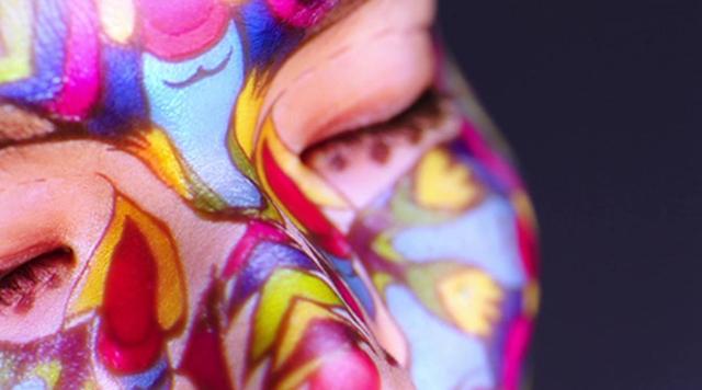 他将人脸变成镜子，映射出全世界的虚拟与真实