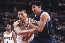让人误以为P过的真实照！杜兰特满头白发，队友间最萌身高差71cm图片