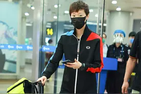 罕见！孙颖莎王曼昱给别人颁奖牌，恩师深夜接机王曼昱，师徒情深图片