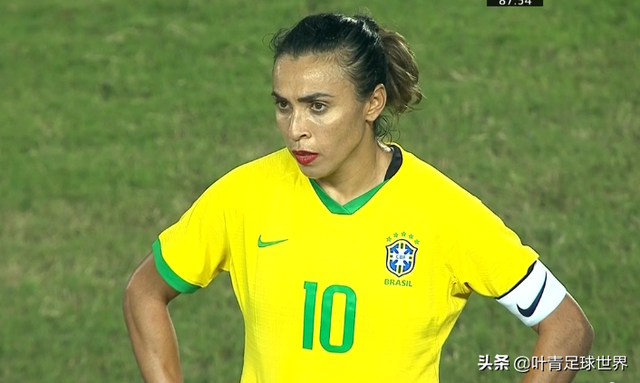 点球4-2巴西！中国女足夺冠，姑娘们笑开了花，疯狂拥抱庆祝